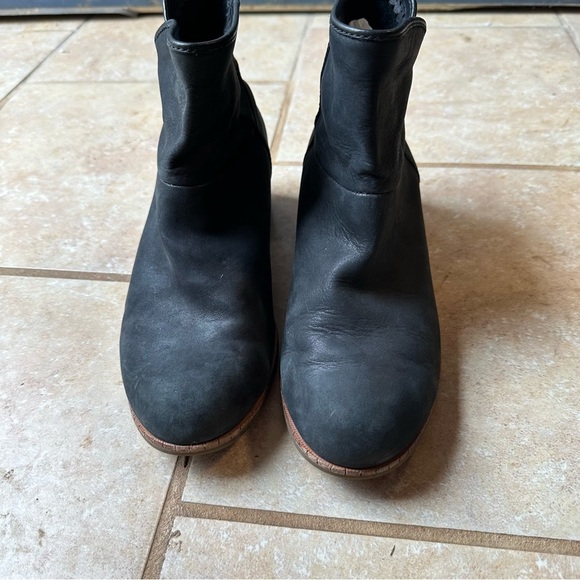 Ugg darling black booties sz 8 low heel casual boot cozy comfortable date ankle - Picture 3 of 8